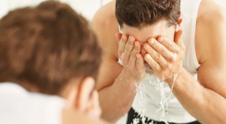 ما هي العوامل التي يمكن أن تساعدك في علاج بشرة الوجه الدهنية؟